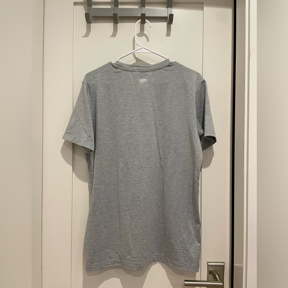 ALO Yoga Men's Classic Gray Short Sleeve Tee - Picture 2 of 4